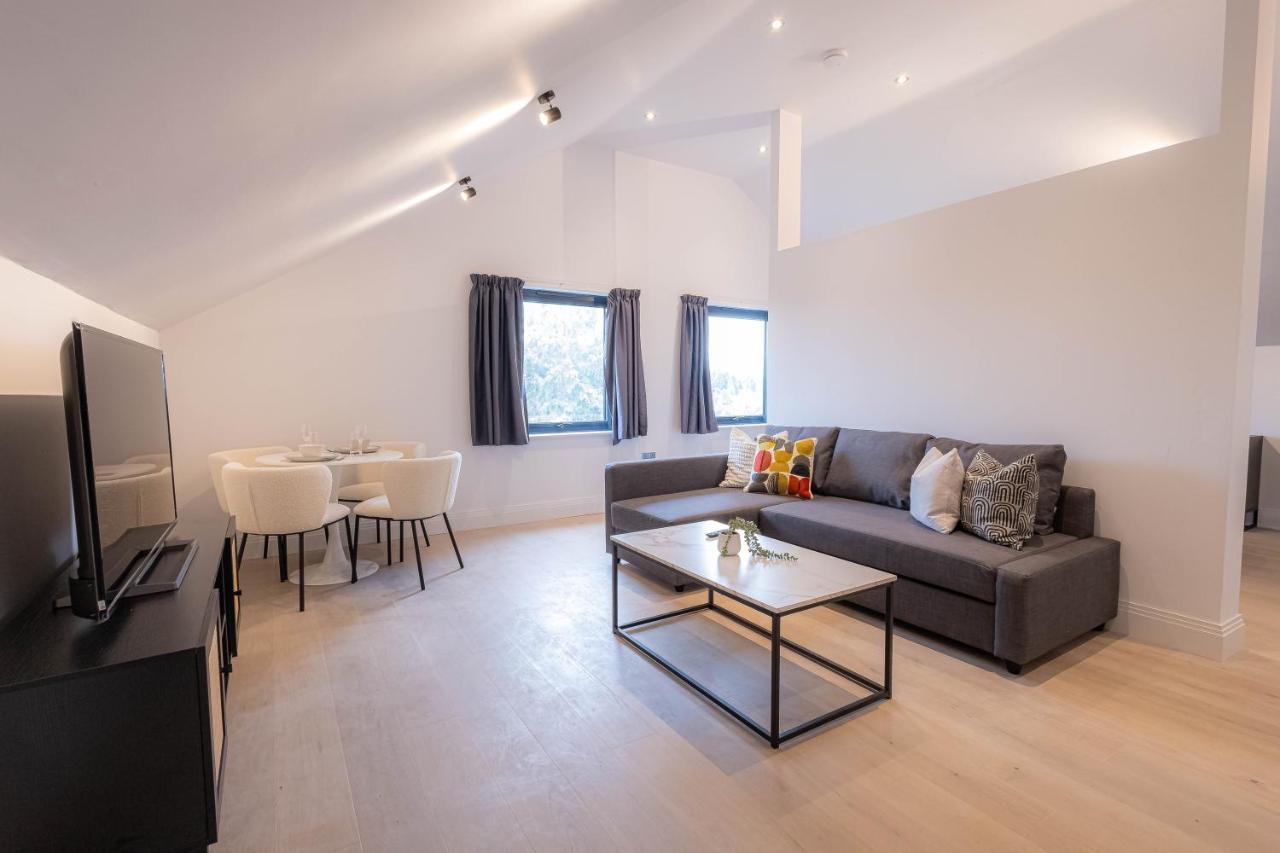 Stylish Apartments With Balcony For Upper Apartments & Free Parking In A Prime Location - Five Miles From Heathrow Airport Uxbridge Zewnętrze zdjęcie